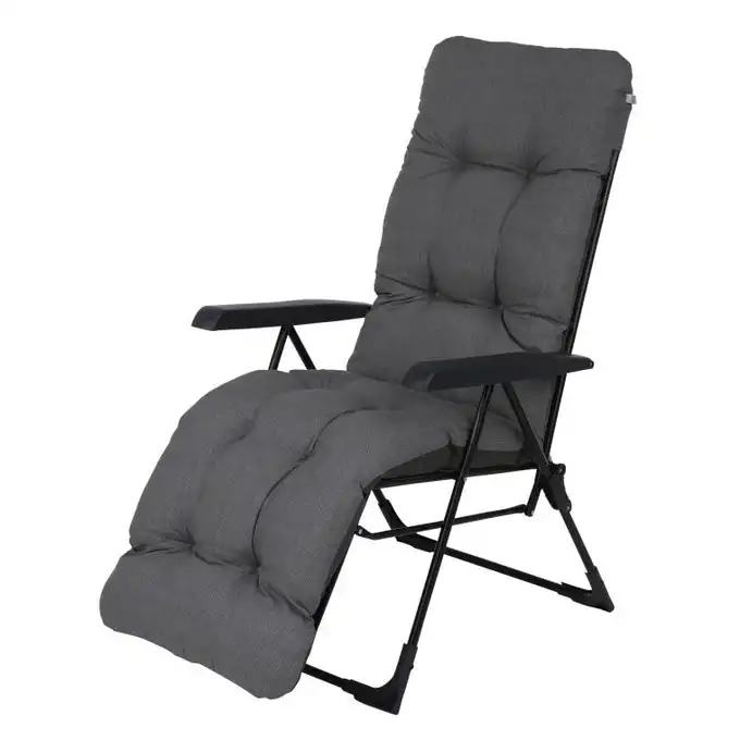 czarny leżak ogrodowy